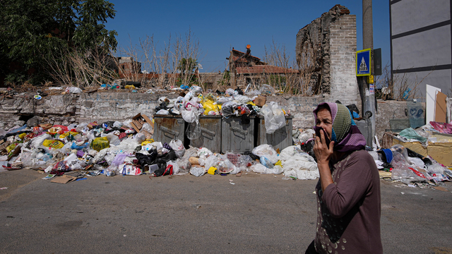 İzmir'de çöp yığınları ve kötü koku tepkilere neden oluyor