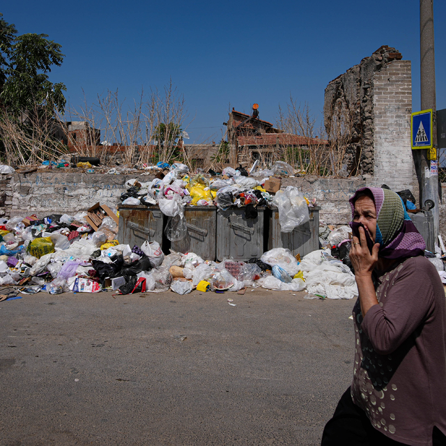 İzmir'de çöp yığınları ve kötü koku tepkilere neden oluyor