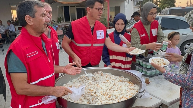 Türk Kızılay afetin yaşandığı Sındırgı'da depremzedelere üç öğün yemek dağıtıyor