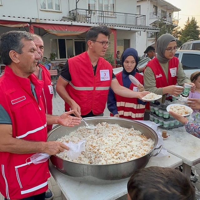 Türk Kızılay afetin yaşandığı Sındırgı'da depremzedelere üç öğün yemek dağı...