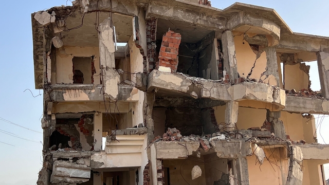 Çökme riski bulunan 3 katlı bina, mahalleliyi tedirgin ediyor