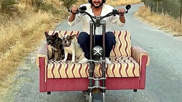 Çift kişilik koltuk monte ettiği skuter ile köpekleriyle yolculuk yaptı