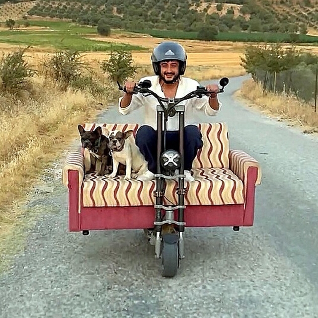 Çift kişilik koltuk monte ettiği skuter ile köpekleriyle yolculuk yaptı