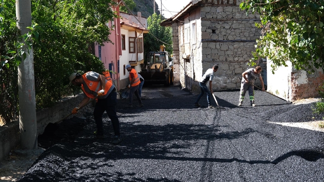 Güdül'de yol çalışmaları sürüyor