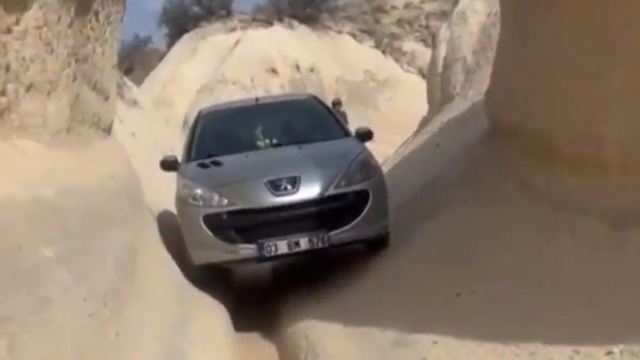 Navigasyon yanlış yönlendirdi, sürücü peribacalarının arasında ilerledi