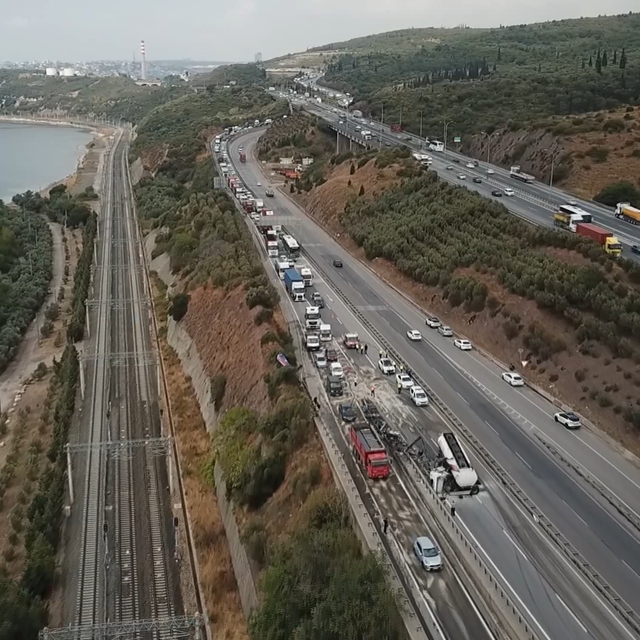Tanker önce yön levhasına ardından bariyere çarptı; ulaşım aksadı (2)