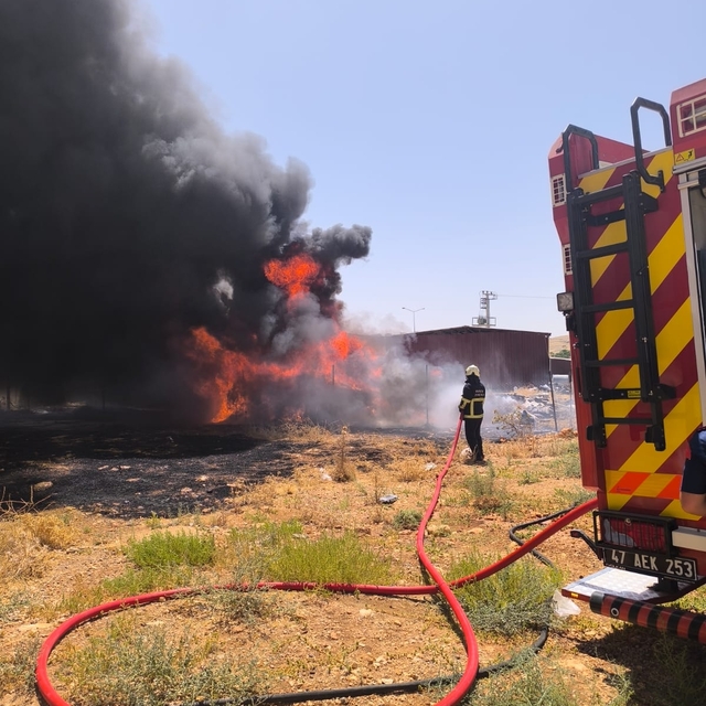 Mardin'de plastik boruların depolandığı alanda çıkan yangın söndürüldü