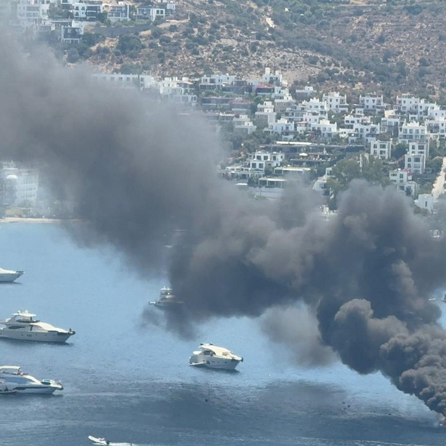 Bodrum'da teknede çıkan yangın söndürüldü