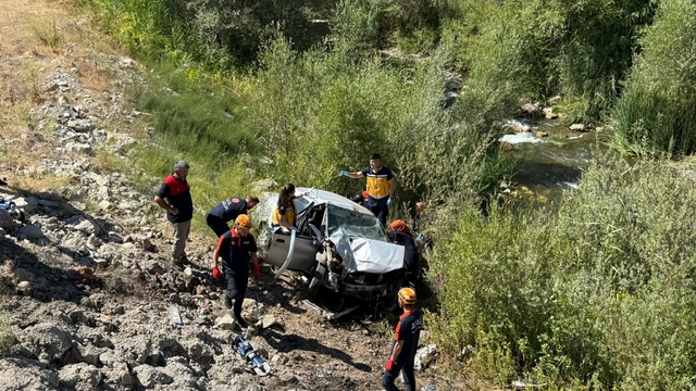 Sivas'ta otomobil dere yatağına uçtu: 2 ölü