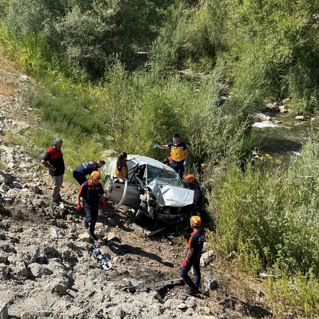 Sivas'ta otomobil dere yatağına uçtu: 2 ölü