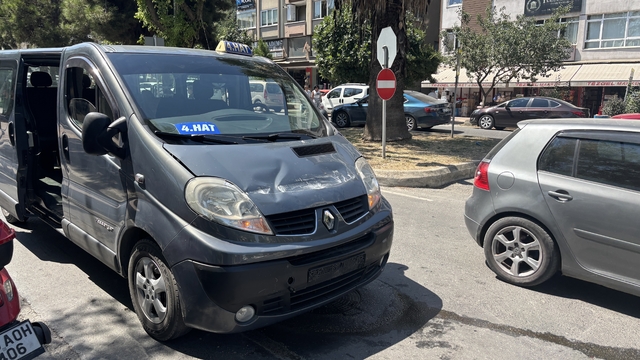 Samsun'da kamyon ile dolmuşun çarpıştığı kazada 4 kişi yaralandı