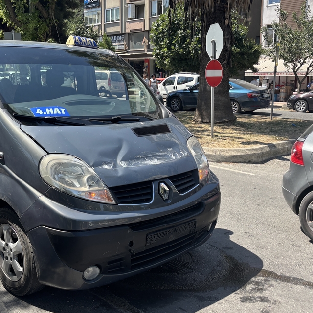 Samsun'da kamyon ile dolmuşun çarpıştığı kazada 4 kişi yaralandı