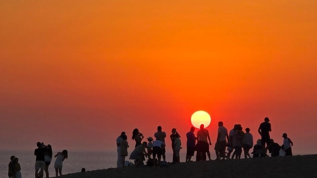Gün batımında Patara kum tepelerinde ziyaretçi yoğunluğu yaşanıyor