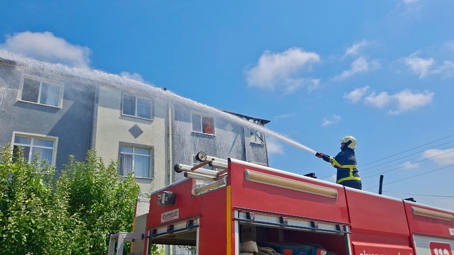 Sinop'ta bir apartmanın çatısında çıkan yangın söndürüldü