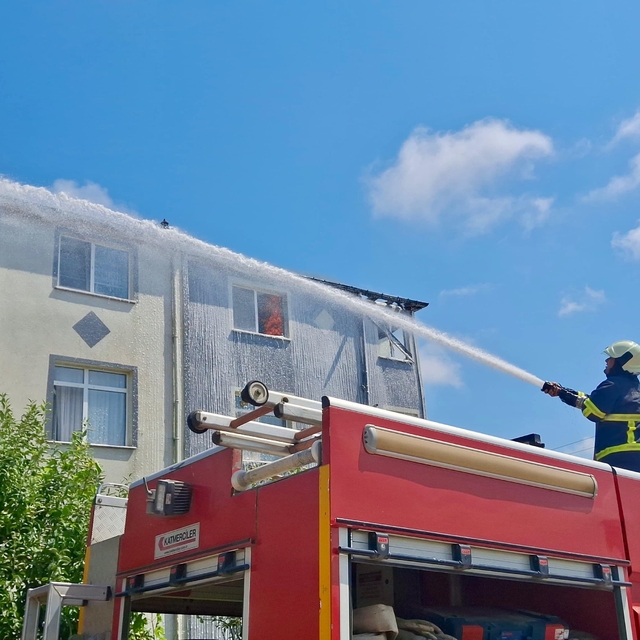 Sinop'ta bir apartmanın çatısında çıkan yangın söndürüldü