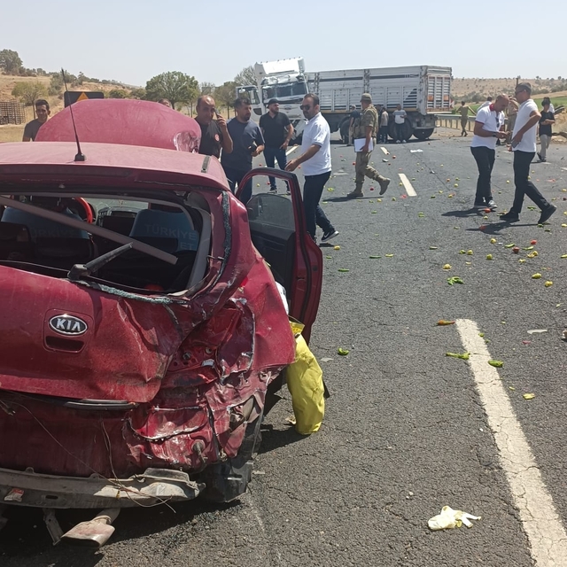 Mardin'de  tır ile otomobilin çarpıştığı kazada 3 kişi yaralandı