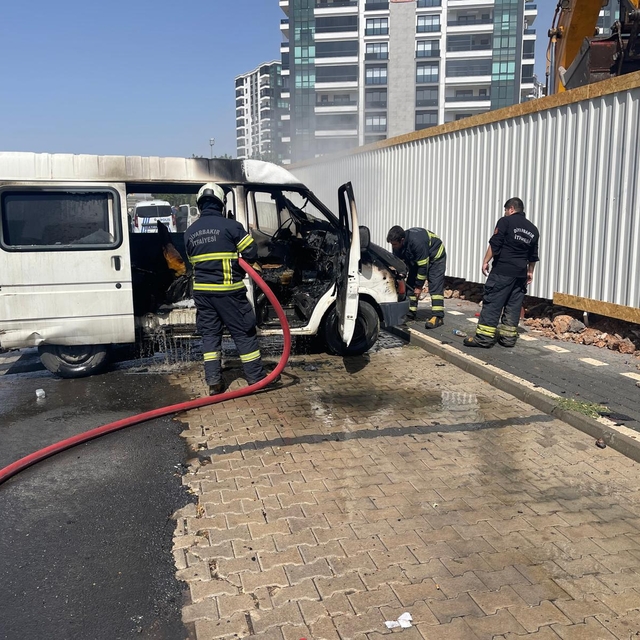 Diyarbakır'da park halindeki minibüs yandı