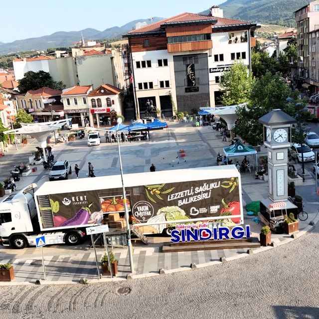 Sındırgı'da depremzedelere sıcak yemek desteği sürüyor