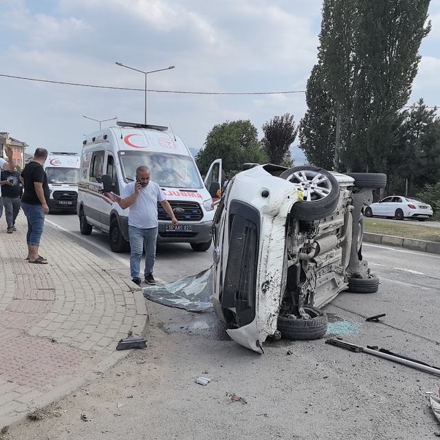Refüje çarpıp takla atan hafif ticari araç, karşı yöne geçti; 2 yaralı