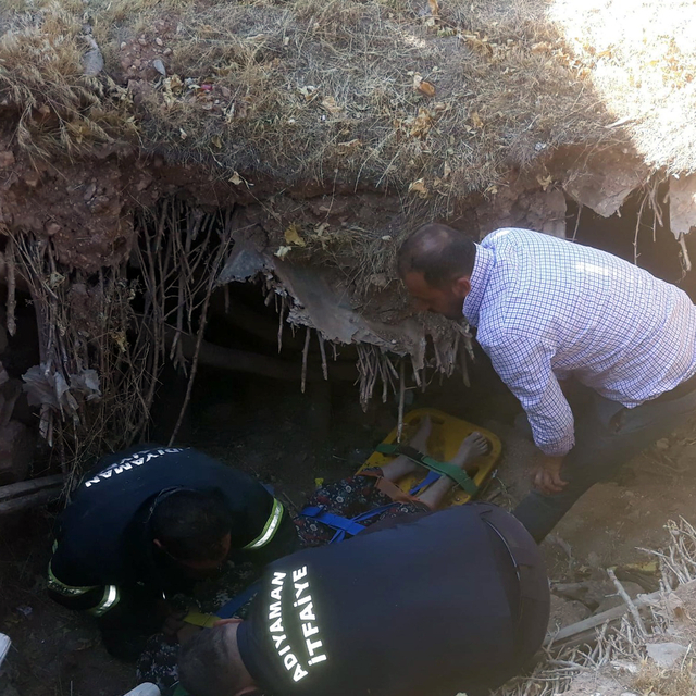 Adıyaman'da göçük altında kalan 70 yaşındaki kadın kurtarıldı