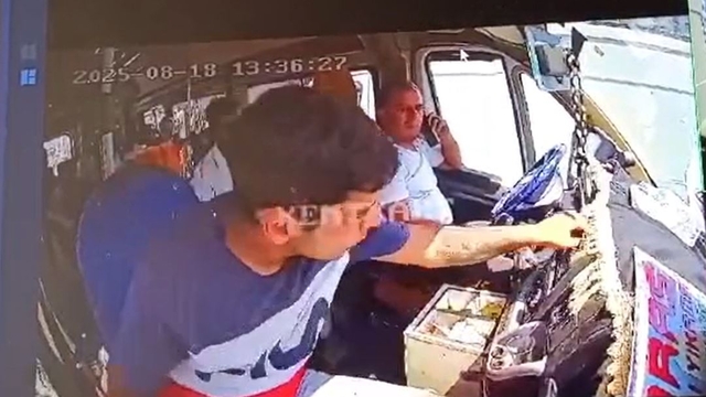 Yolcunun, dolmuşun konsolundaki parayı çaldığı anlar kamerada