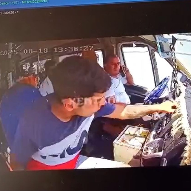 Yolcunun, dolmuşun konsolundaki parayı çaldığı anlar kamerada