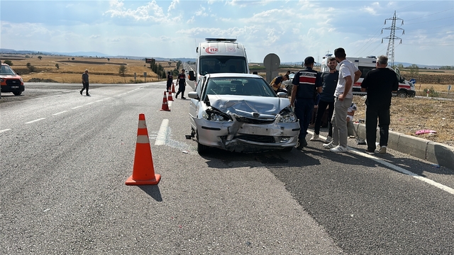 Kütahya'da iki otomobil çarpıştı; karı-koca yaralandı