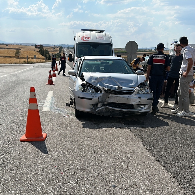 Kütahya'da iki otomobil çarpıştı; karı-koca yaralandı