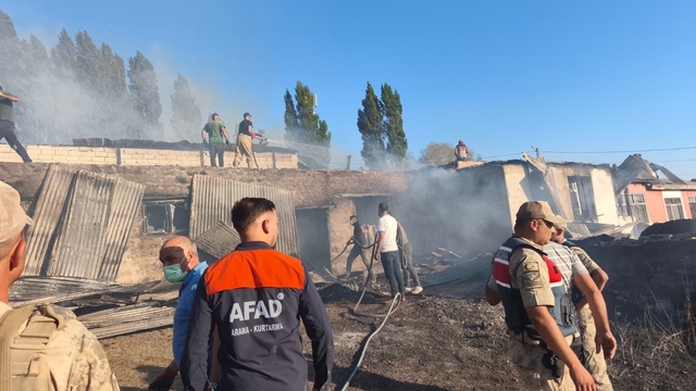 Kars'ta çıkan yangında 4 ev, 2 samanlık ve 1 ahır kullanılamaz hale geldi