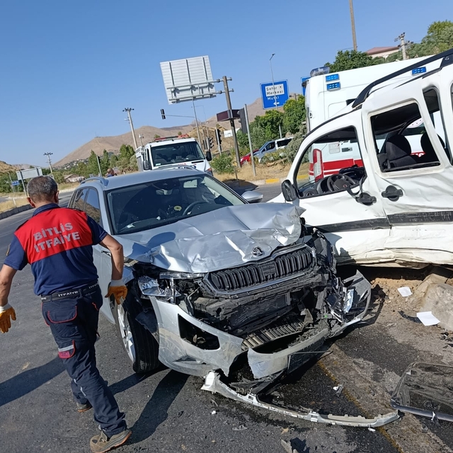Bitlis'te iki aracın çarpıştığı kazada 7 kişi yaralandı