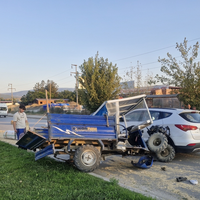 Tokat'ta otomobille çarpışan tarım aracının sürücüsü yaralandı