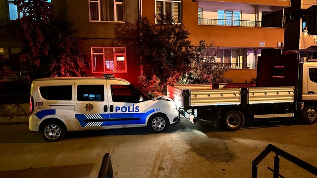 Polisin 'dur' ihtarına uymayan sürücü, kamyonetle polis aracına çarptı
