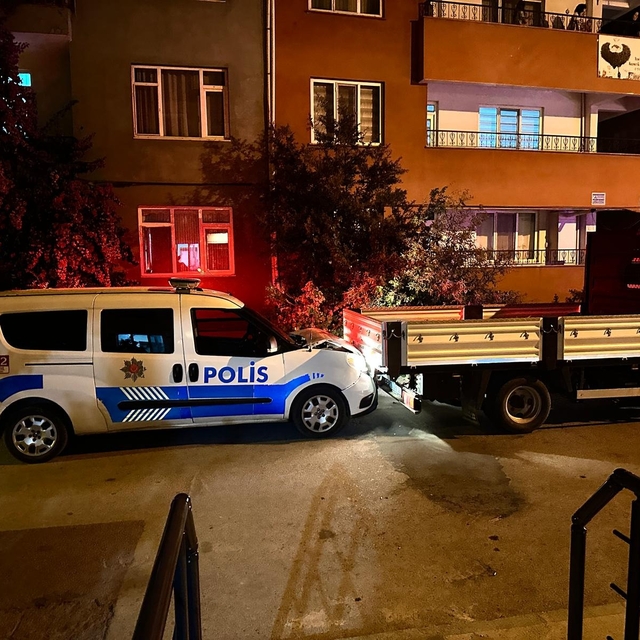 Polisin 'dur' ihtarına uymayan sürücü, kamyonetle polis aracına çarptı