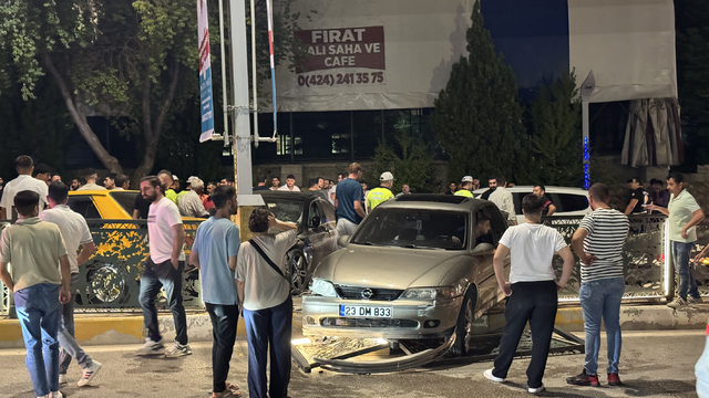 Elazığ'da zincirleme trafik kazasında 3 kişi yaralandı