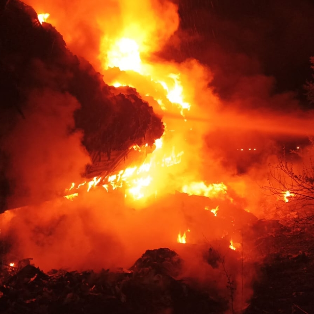 Çorum'da atık plastik yüklü tırda çıkan yangın söndürüldü