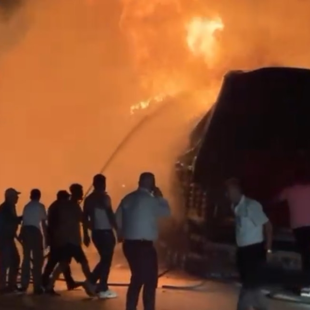 Çöp atığı yüklü TIR'ın dorsesi yandı
