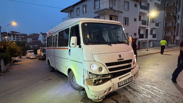 Bilecik'te minibüs ile otomobilin çarpıştığı kazada kaldırımdaki yaya yaralandı