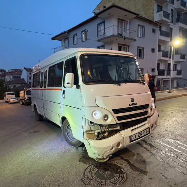 Bilecik'te minibüs ile otomobilin çarpıştığı kazada kaldırımdaki yaya yaral...