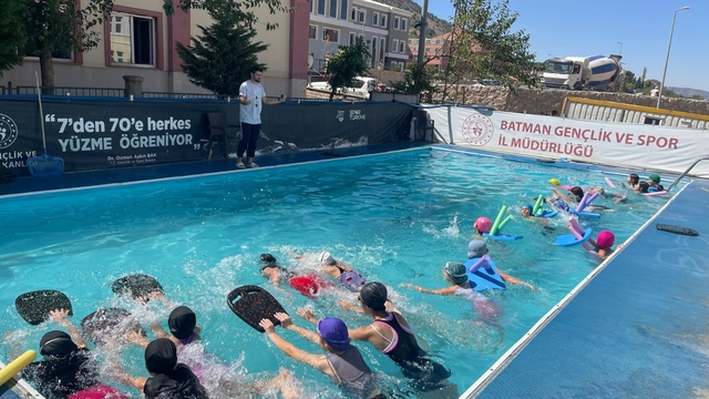 Batman'da 350 çocuk portatif havuzda yüzme eğitimi aldı