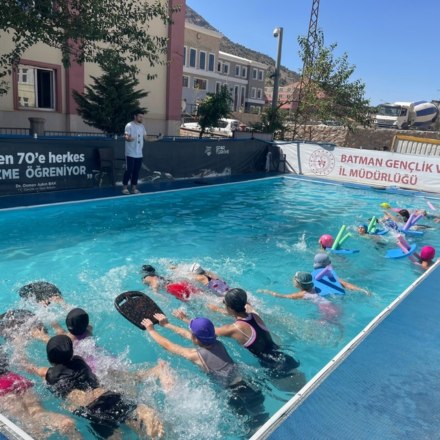 Batman'da 350 çocuk portatif havuzda yüzme eğitimi aldı