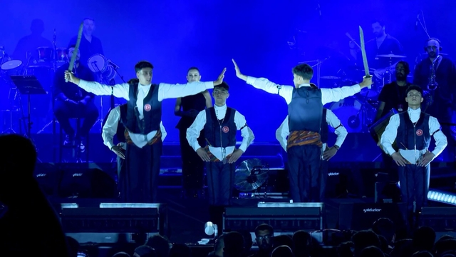 Memleketinde konser veren Merve Özbey, Dadaşlarla sahne aldı