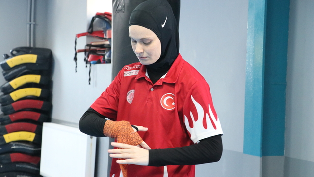 Milli sporcu Ayşe, "kendimi buldum" dediği kick boksta zirveyi odaklandı