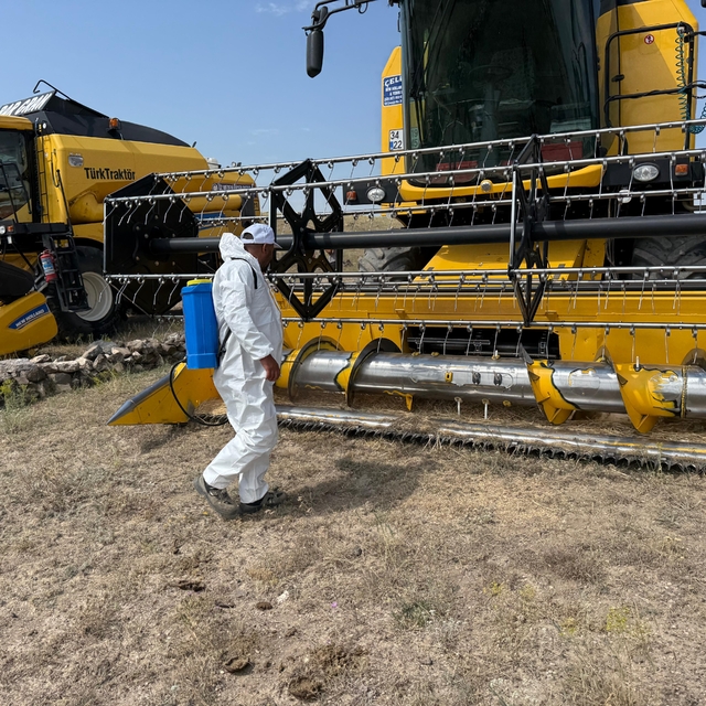 Kars'a gelen biçerdöverler, şap tedbirleri kapsamında dezenfekte edildikten...
