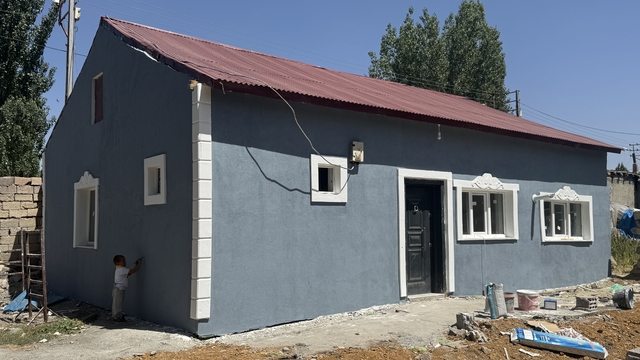 Ağrılı engelli vatandaş hayırseverlerin desteğiyle onarılan evinin mutluluğunu yaşıyor