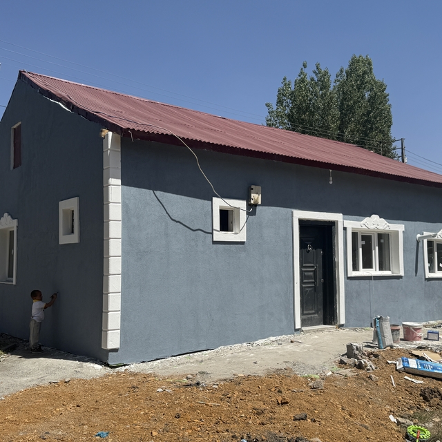 Ağrılı engelli vatandaş hayırseverlerin desteğiyle onarılan evinin mutluluğ...