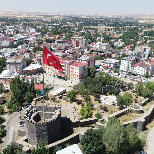 Akademisyenler, Malazgirt Kalesi'nin tarihi dokusunu gün yüzüne çıkarıyor
