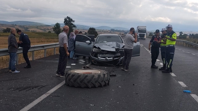 Samsun'da traktör ile otomobilin çarpıştığı kazada 4 kişi yaralandı