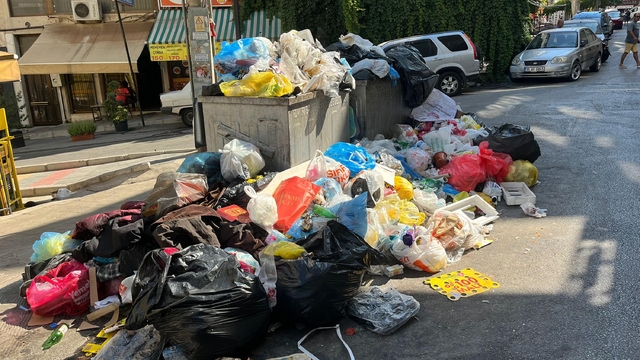 İzmir'in çöp sorununa vatandaş tepkisi: Koku 5'inci kata kadar çıkıyor