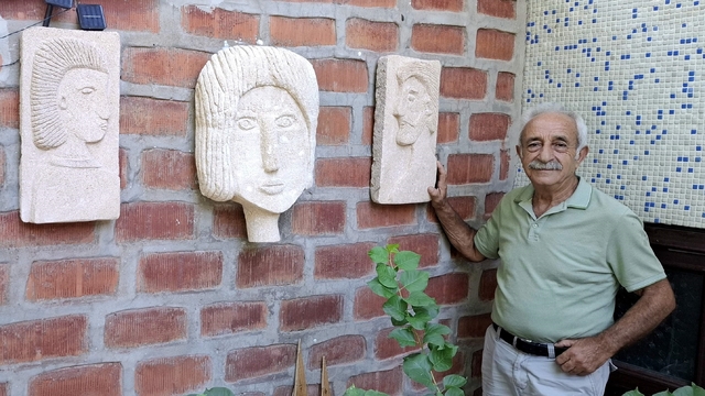 Sinop'ta emekli eğitimci sahilde bulduğu taşları yontarak insan figürleri yapıyor