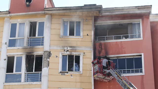 Muş'ta 7 katlı binada çıkan yangında 3 ev hasar gördü